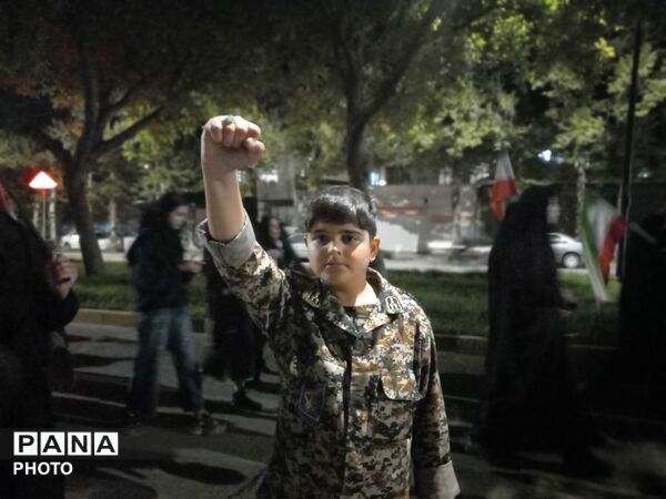حضوری شبانه با پرچم پرافتخار ایران