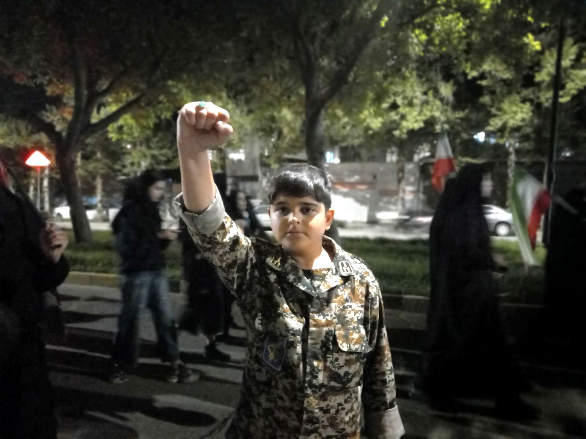 حضوری شبانه با پرچم پرافتخار ایران