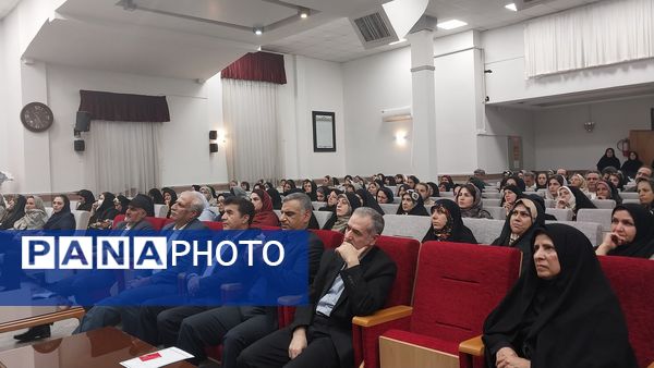 جلسه انجمن اولیا و مربیان در دبیرستان دوره دوم آرمینه مصلی نژاد