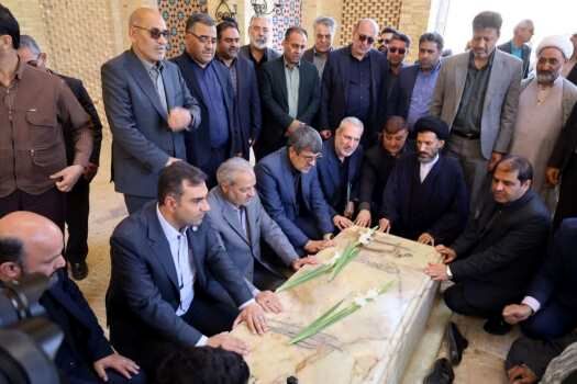 ادای احترام وزیر آموزش و پرورش به مقام شامخ شهدای شهرستان اردکان
