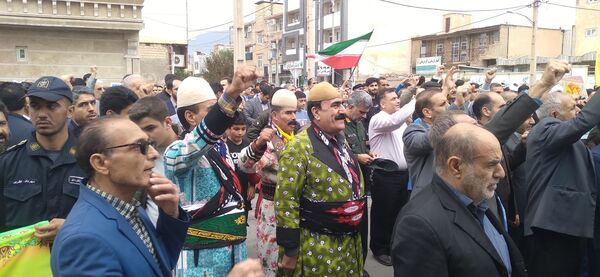 دانش‌آموزان شهرستان دره شهر در روز دانش‌آموز، شعارهای ضد استکباری سر دادند