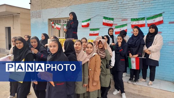 انجام حرکات ورزشی و نمادین به‌مناسبت هفته تربیت‌بدنی توسط ورزشکاران نوجوان اسلامشهر