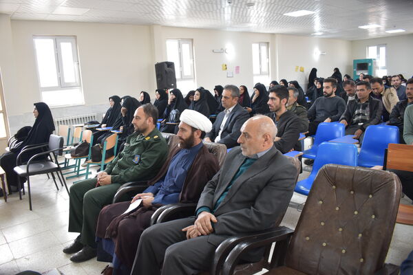 نشست بصیرتی فرهنگیان منطقه نوخندان با سخنرانی فرمانده سپاه درگز 