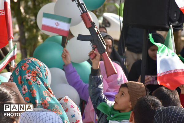 پرچم ایران در دستان کوچک؛ رژه کودکانه امام رضایی‌ها در قروه