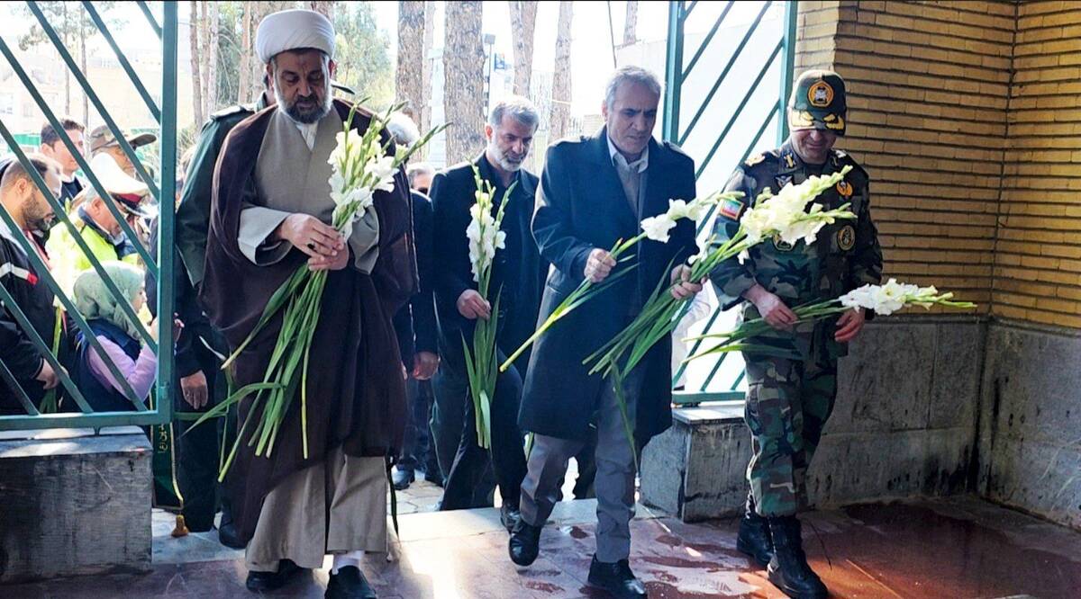 آیین گلباران مزار شهدا با حضور مسئولان شهرستان رباط‌کریم