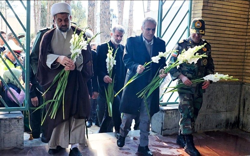 آیین گلباران مزار شهدا با حضور مسئولان شهرستان رباط‌کریم