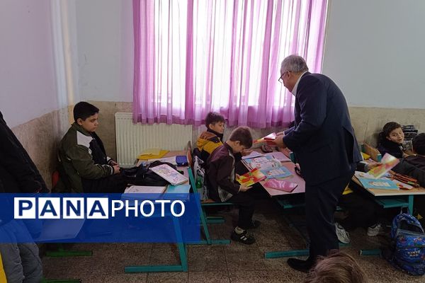 حضور سرزده مدیرکل آموزش و پرورش شهرستان‌های تهران در دبستان حافظ منطقه عباس آباد ناحیه یک شهرری