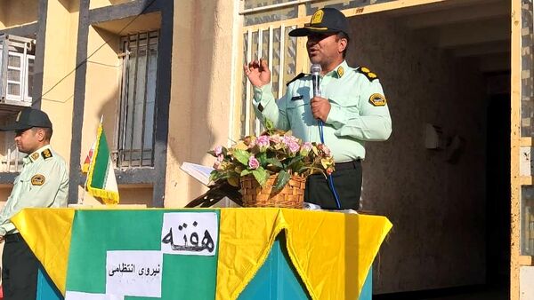 دیدار صمیمانه مأموران نیروی انتظامی با دانش‌آموزان دبستان استقلال 