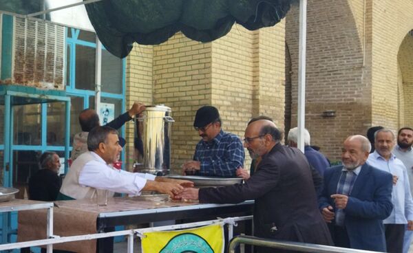 گذری بر فعالیت چایخانه مسجد جامع در روز جمعه 