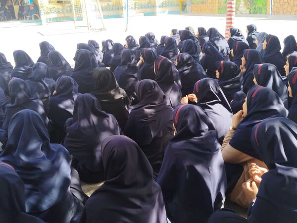 دانش‌آموزان مدرسه مهدی خدابنده با شهدا تجدید پیمان کردند