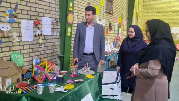 بازدید مدیر آموزش و ‌پرورش حاجی‌آباد از نمایشگاه خلاقیت‌های دانش‌آموزی دبستان استقلال  