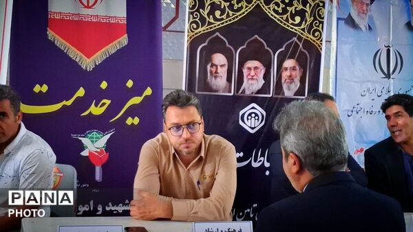 برپایی میز ارتباطات مردمی مسئولان کاشمر در هفته دولت