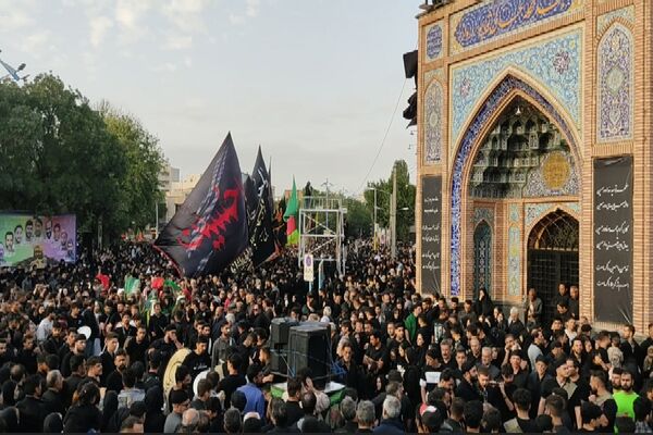 اقامه نماز ظهر عاشورا و آیین تعزیه‌خوانی در اردبیل 