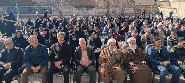 گرامیداشت سالگرد انقلاب با نواختن زنگ در دبیرستان دخترانه شاهد