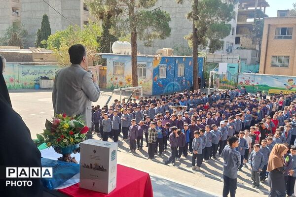 تقدیر از فرزند شهید همتی نژاد در دبستان ملاصدرا 