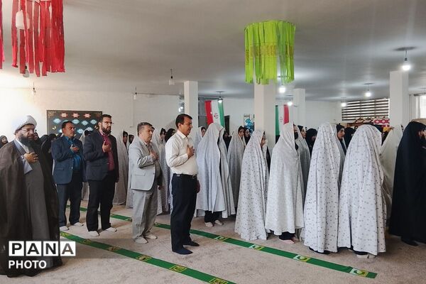 اقامه نماز جماعت در مدرسه شاهد مرضیه با حضور مسئولان آموزش‌وپرورش پاکدشت