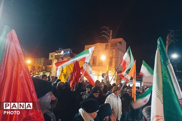 بیعت پر‌شور دانش‌آموزان دهه هشتادی با رهبر معظم جمهوری‌اسلامی در شهرستان فیروزکوه