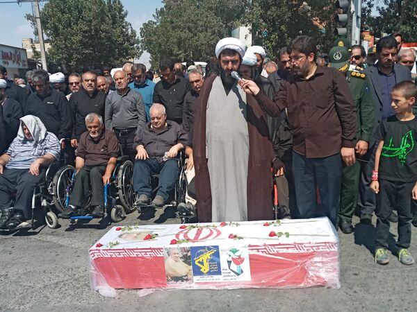 تشییع پیکر پرافتخار شهید علی اکبر صانعی جانباز ۷۰ درصد جنگ تحمیلی