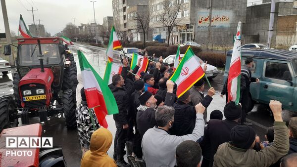 رژه تراکتورسواران در سراب به‌مناسبت چهلمین روز شهادت رهبر امت و شهدای جنگ تحمیلی