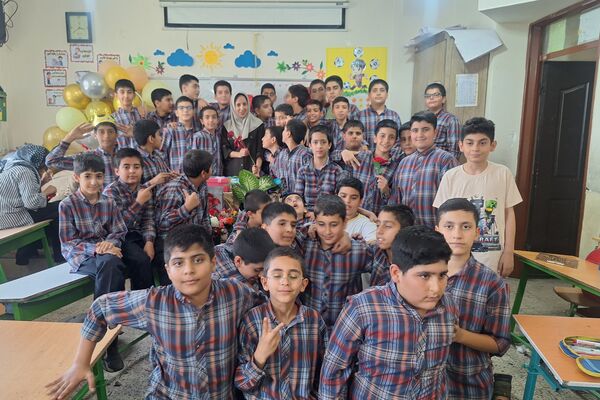 معلم مشعل دانش و چراغ هدایت است