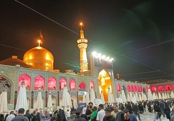 صحن‌های حرم رضوی، میزبان خیل عزاداران رهبر شهید شد
