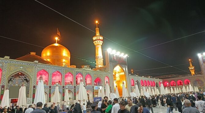 صحن‌های حرم رضوی، میزبان خیل عزاداران رهبر شهید شد