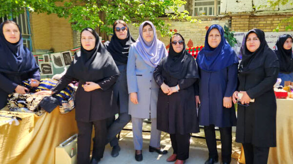 بازارچه دانش‌آموزی در مدرسه بنت‌الهدی یاسوج به‌مناسبت هفته مشاغل