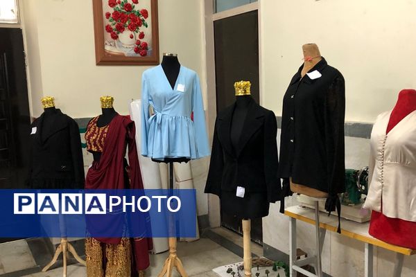 برپایی نمایشگاه آثار هنری دانش‌آموزان به مناسبت دهه فجر 