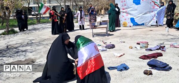 نمایش دانش‌آموزان دختر در سوگ شهدای میناب