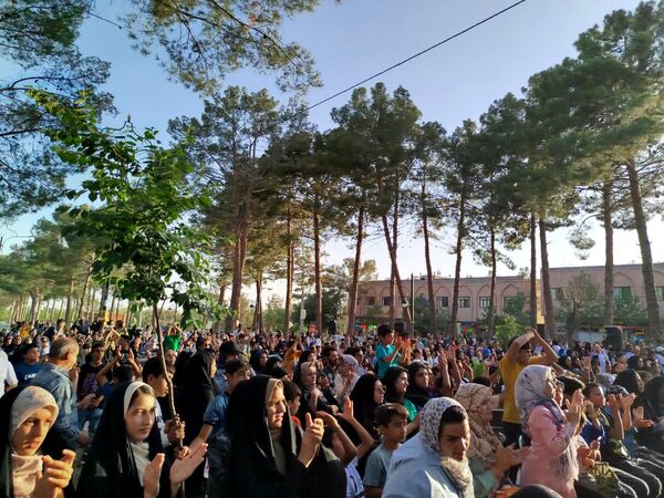 قدم هایی به عشق معلمان