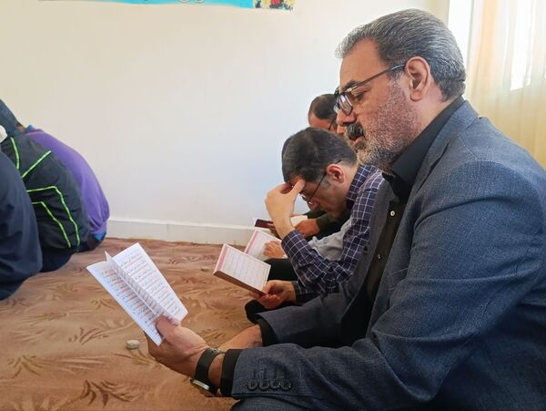 زمزمه‌های عاشورایی دانش‌آموزان در نمازخانه هنرستان شیخ‌الرئیس