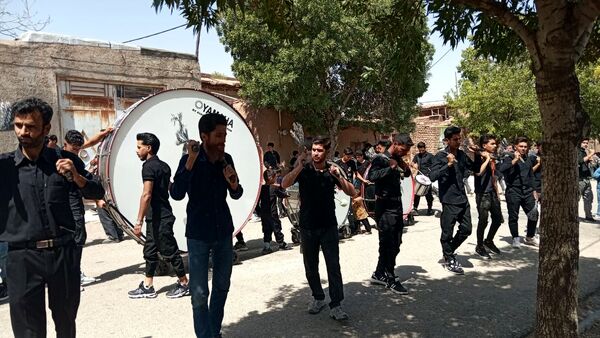 پیاده‌روی جاماندگان اربعین در شهر‌ رباطسنگ؛ دل‌هایی که از راه دور به کربلا رسیدند