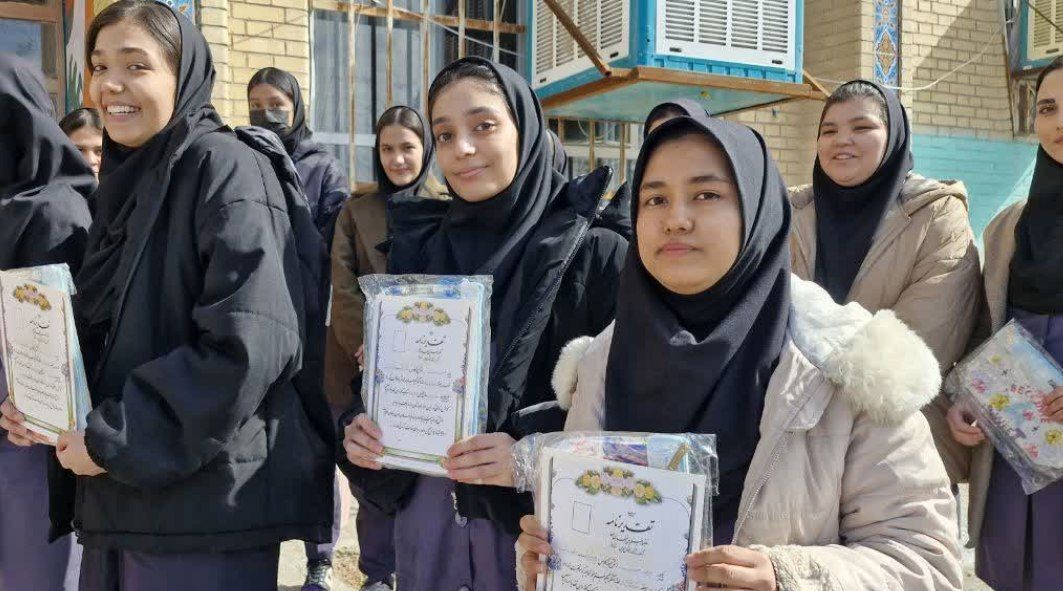 تجلیل از دانش آموزان برتر دبیرستان تاجیک بهارستان‌۲