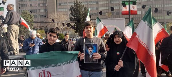 بیعت نوجوانان با رهبر انقلاب در تهران
