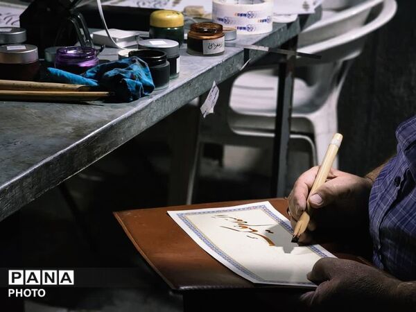 اشک‌های میناب در آغوش تهران؛ خانواده شهدا در میدان طهرانی‌مقدم