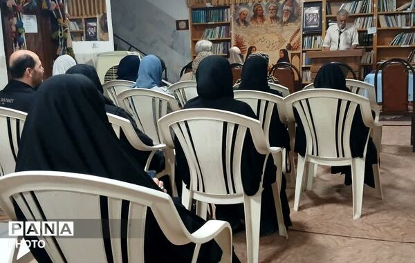 تجلیل از دانش آموزان برگزیده مسابقات شعرخوانی و مشاعره در قم