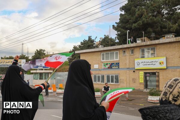 تشکیل زنجیره انسانی اطراف نیروگاه حرارتی برق مشهد