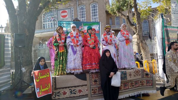 غرفه نسل افتخار سازمان دانش‌آموزی استان آذربایجان شرقی در راهپیمایی ۱۳‌ آبان