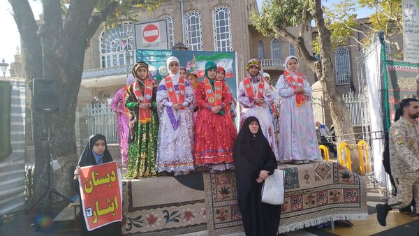غرفه نسل افتخار سازمان دانش‌آموزی استان آذربایجان شرقی در راهپیمایی ۱۳‌ آبان