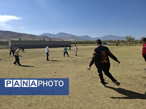 قابی صمیمی از مهرورزی و همکاری دانش‌آموزان در دل طبیعت آیواز 