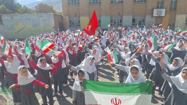 یک پرچم، یک نقشه، یک صدا: همبستگی و عشق به وطن در مدرسه پروین اعتصامی شازند