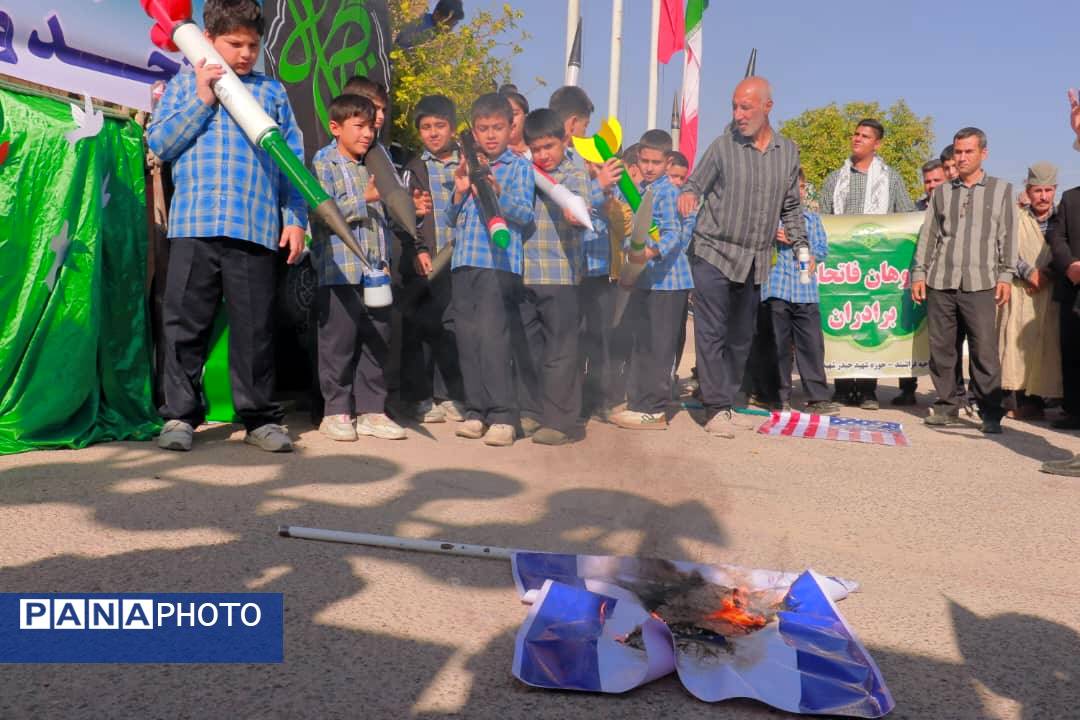 فراشبند صحنه هم‌صدایی مردم و دانش‌آموزان در روز ملی مبارزه با استکبار جهانی 