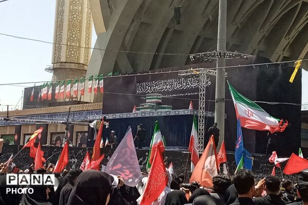 وداع مردم آکنده از اشک و دلتنگی؛با رهبر شهید و خانواده‌اش در مصلی 
