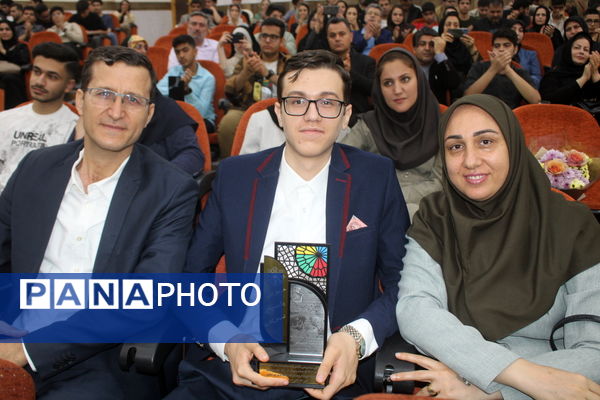 تجلیل از برگزیدگان دبیرستان شهید بهشتی شهرستان بوشهر (2)