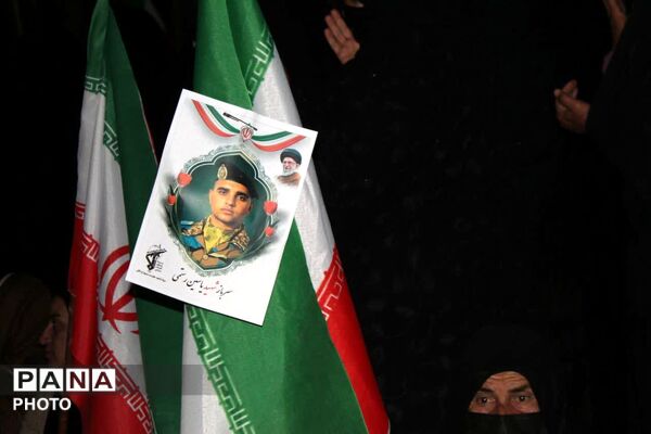 ورود پیکر شهید ۱۹ ساله یاسین رستمی در سی و سومین تجمعات مردمی - لردگان