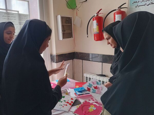 ساخت کارت پستال در هفته سلامت‌روان توسط دانش‌آموزان مدرسه مادرمهربان خلیل‌آباد