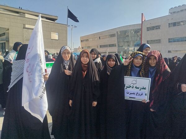 خروش ۱۳ آبان در مشهد؛ دانش‌آموزان، نماد ایستادگی