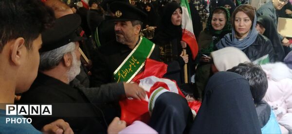 حضور دهه‌نودی‌ها در راهپیمایی میدان شهرداری ساوجبلاغ