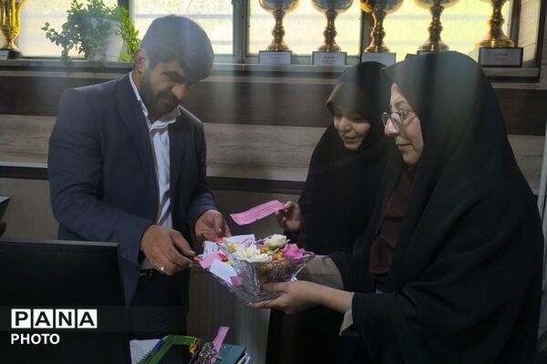 تجلیل روز مشاور و میلاد امام رضا(ع) با تقدیر از همکاران اداره آموزش و پرورش ناحیه یک شهرری