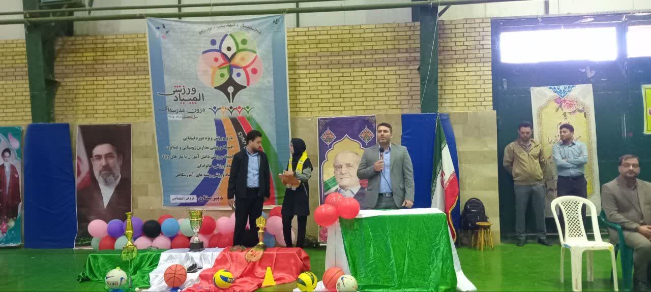 توسعه ورزش دختران و پسران  و تحقق عدالت ورزشی در مدارس مورد تاکید ما است